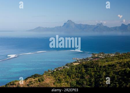 Vista da Tahiti a Moorea, Tahiti, Polinesia Francese Foto Stock