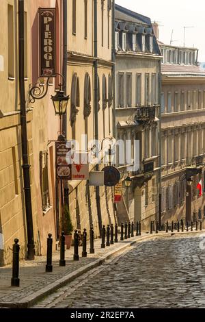 Bednarska Street, vista mattutina da ovest a est, città vecchia di Varsavia, Mazovia regione, Polonia, Europa Varsavia, Mazowieckie stare miasto, Ulica Bednar Foto Stock