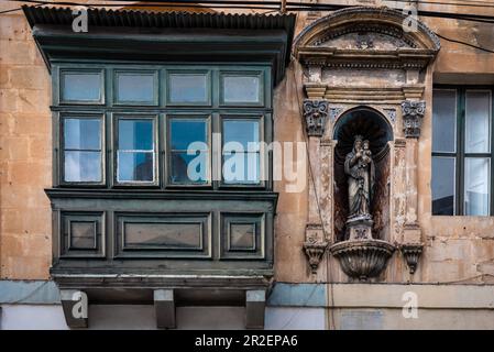 Valletta, Malta - 18 aprile 2023: Architettura storica nel centro storico di Valletta. Tradizionale balcone maltese in legno. Foto Stock