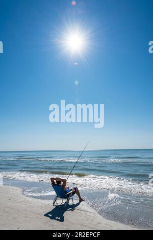 Rilassante pesca in spiaggia sul Golfo del Messico, Fort Myers Beach, Florida, USA Foto Stock