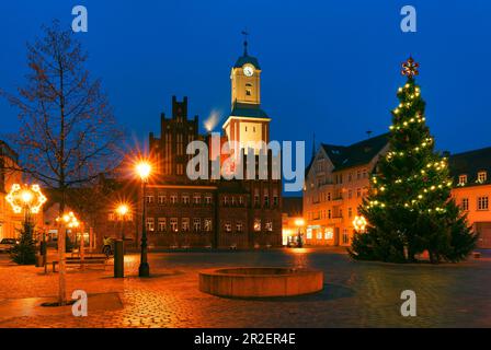 Mercato con il municipio di Wittstock / Dosse, Ostprignitz-Ruppin, Brandeburgo, Germania Foto Stock