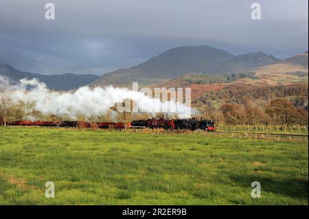 "87" e "138" in doppia direzione nei pressi di Pont Croesor. Foto Stock