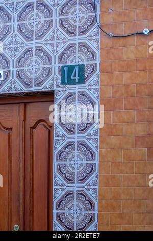 Almeria, Spagna - dal 17 al 19 aprile 2023: Dettagli architettonici degli edifici nel centro della città di Almeria, Spagna tra il 17th e il 19th aprile 2023 Foto Stock