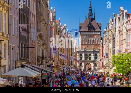 Danzica, Città principale, città vecchia, Dluga (Long) Street, Golden Gate, dietro il tetto e la torre di ex prigione e camera di tortura. Danzica, Città principale, Pomorze Foto Stock