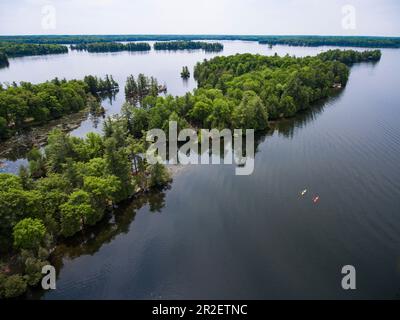 Aereo di due kayak tra le isole sul lago Newboro, vicino Newboro, Ontario, Canada, Nord America Foto Stock