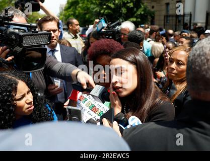 New York, Stati Uniti. 19th maggio, 2023. La rappresentante degli Stati Uniti Alexandria Ocasio-Cortez parla alla stampa quando esce dai servizi funerari per Jordan Neely venerdì 19 maggio 2023 nella sezione Harlem di New York City. Neely è morto da un chokehold da Daniel Penny, veterano della Marina di 24 anni, mentre cavalcava il treno F sulla metropolitana di New York City. Foto di John Angelillo/UPI Credit: UPI/Alamy Live News Foto Stock