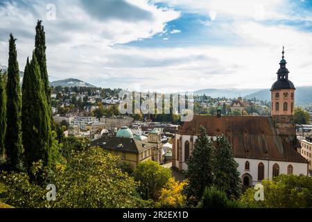 Panorama con chiesa collegiata, Baden-Baden, Foresta Nera, Baden-Württemberg, Germania Foto Stock