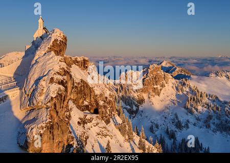 Cappella innevata su Wendelstein con mare di nebbia sullo sfondo, Wendelstein, Monti Mangfall, Alpi Bavaresi, alta Baviera, Baviera, Germania Foto Stock