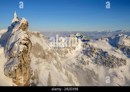 Cappella innevata su Wendelstein con mare di nebbia sullo sfondo, Wendelstein, Monti Mangfall, Alpi Bavaresi, alta Baviera, Baviera, Germania Foto Stock