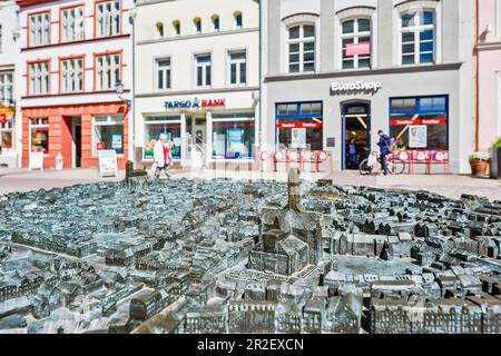 Marktplatz (piazza del mercato) nel centro di Wismar, modello in ottone della città vecchia. Wismar stadt, Meclemburgo-Pomerania anteriore, Germania. Foto Stock