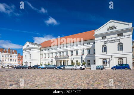 Municipio di Wismar, situato in Marktplatz, nel centro della città, Wismar stadt, Mecklenburgâ – Vorpommern, Germania. Foto Stock