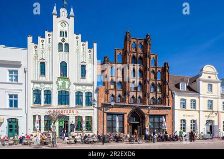 Marktplatz (piazza del mercato) nel centro di Wismar, Brick Gothic Bürgerhaus (casa del patrizio) chiamato Alter Schede (il vecchio svedese), erecte Foto Stock