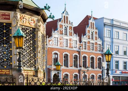 Marktplatz (piazza del mercato) nel centro di Wismar. Casa del Comandante la casa del Comandante si trova sul lato sud della piazza del mercato, opposi Foto Stock