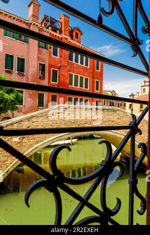 Vista attraverso la griglia della finestra sul canale, Venezia, Italia Foto Stock