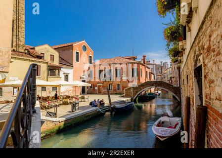 Canale con piccolo ponte nel quartiere di San Polo, Venezia, Italia Foto Stock