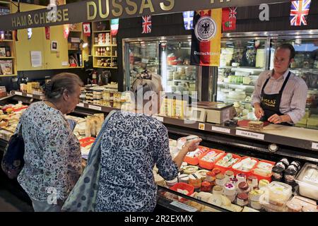 Gastronomia tedesca, mercato al coperto a Granville Island, Vancouver Foto Stock