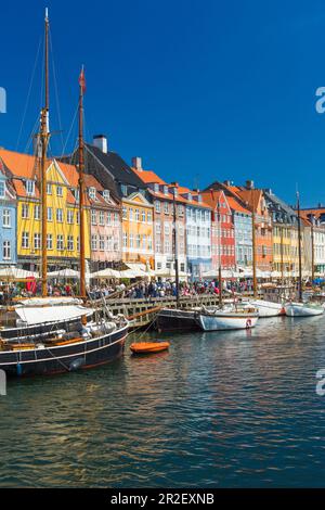 Nyhavn (nuovo porto), 17th ° secolo lungomare, canale e quartiere dei divertimenti a Copenaghen, Zelanda, Danimarca Foto Stock