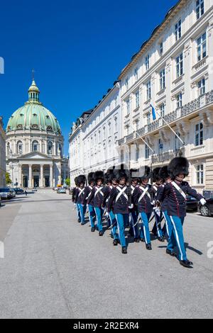 Frederiksgade Street, la Guardia reale Danese marcia dal Castello di Rosenborg al Palazzo di Amalienborg, dove ha luogo la cerimonia del Cambio della Guardia, C Foto Stock