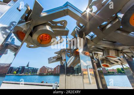 Byfraktal (City Fractal), una grande scultura in acciaio inossidabile e fibra di vetro situata a Soren Kierkegaards Plads, Copenaghen, Zelanda, Danimarca Foto Stock