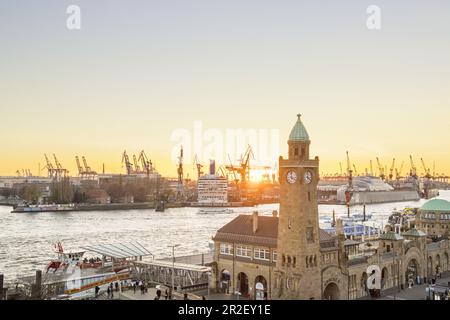 Vista del Pegelturm presso il St. Pauli Landungsbrücken e il porto di Amburgo, città anseatica di Amburgo, Germania del Nord, Germania, Europa Foto Stock