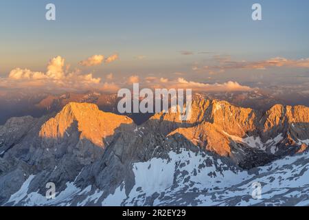 Vista da Zugspitze (2962 m) a Zugspitzplatt e montagne circostanti, Wetterstein Montagne, Grainau, vicino Garmisch-Partenkirchen, Werdenfelser LAN Foto Stock