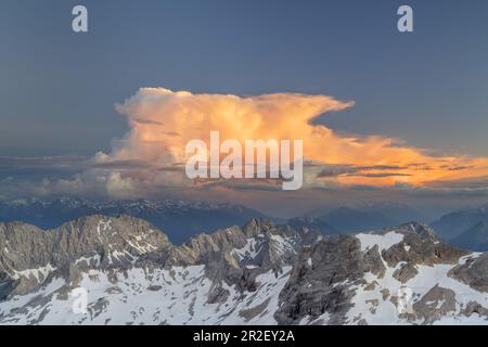 Vista da Zugspitze (2962m m) allo Zugspitzplatt, alle montagne di Wetterstein, Grainau, nei pressi di Garmisch-Partenkirchen, Werdenfelser Land, Alta Baviera, Bavar Foto Stock