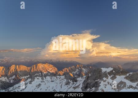 Vista da Zugspitze (2962 m) al Zugspitzplatt, Wetterstein Montagne, Grainau, vicino Garmisch-Partenkirchen, Werdenfelser Land, Alta Baviera, Bava Foto Stock