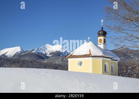 La cappella di Maria Rast di fronte alle montagne estere, Krün, alta Baviera, Baviera, Germania meridionale, Germania, Europa Foto Stock