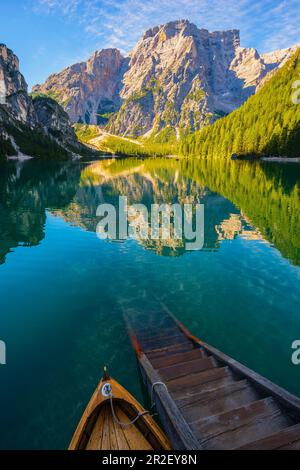 Lago di Braies, monumento naturale e patrimonio dell'umanità dell'UNESCO nella Valle di Braies, Alto Adige, Italia Foto Stock