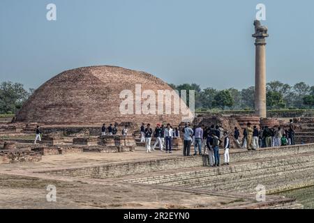 12 19 2014 colonna d'Ashoka vintage a Kutagarshala strutture in mattoni a Vaishali Bihar India sito buddista Foto Stock