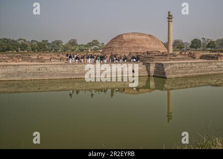 12 19 2014 colonna d'Ashoka vintage a Kutagarshala strutture in mattoni a Vaishali Bihar India sito buddista Foto Stock