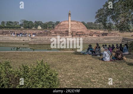 12 19 2014 colonna d'Ashoka vintage a Kutagarshala strutture in mattoni a Vaishali Bihar India sito buddista Foto Stock