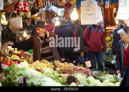 Venditori in una bancarella di frutta nella parte asiatica di Istanbul, Turchia Foto Stock
