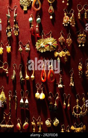 Orecchini in vendita nel Grand Bazaar, Capali Carsi, a Istanbul, Turchia Foto Stock