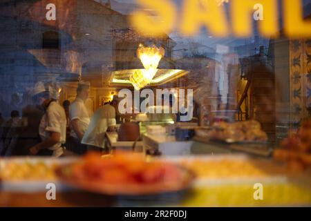 Guardando attraverso la finestra di un ristorante a Istanbul, Turchia Foto Stock