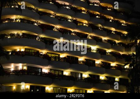 Balconi e terrazze del lussuoso hotel Shangri-la a Singapore illuminati di notte Foto Stock