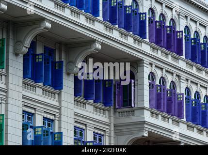Persiane colorate su una casa storica vicino Boat Quay, Singapore Foto Stock