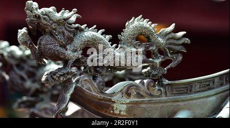 Un drago che decora il tetto di un tempio a Chinatown, Singapore Foto Stock