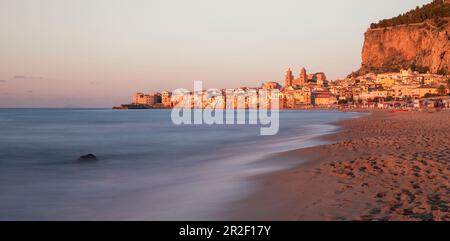 Cefalù skyline della città con spiaggia al tramonto, Sicilia Italia Foto Stock