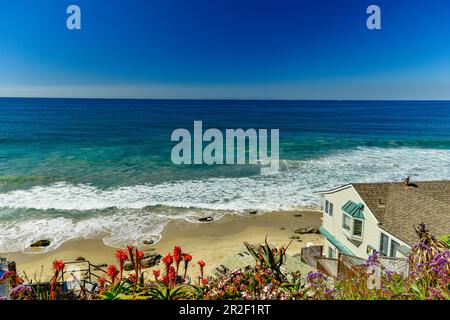 Casa sulla spiaggia che si affaccia sul vasto Oceano Pacifico a Laguna Beach, California, Stati Uniti Foto Stock