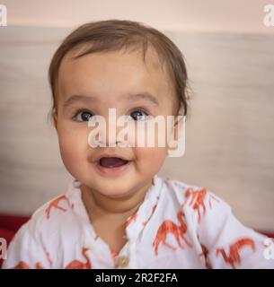 cute infante isolato sorridente faccia da angolo piatto Foto Stock