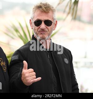 19 maggio 2023, Cannes, Cote d'Azur, Francia: SEAN PENN quelli un appeso sciolto come egli frequenta la fotocellula per 'Black Flies' durante il 76th ° Festival annuale di Cannes al Palais des Festivals. (Credit Image: © Mickael Chavet/ZUMA Press Wire) SOLO PER USO EDITORIALE! Non per USO commerciale! Foto Stock