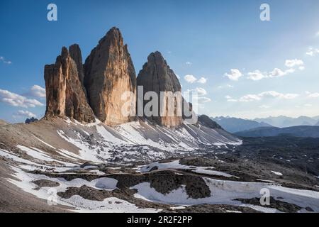 Tre cime dal lato nord con campi di neve al sole e cielo blu, Alto Adige Foto Stock
