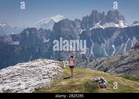 Escursioni donna alle cinque Torri nelle Dolomiti, Alto Adige Foto Stock
