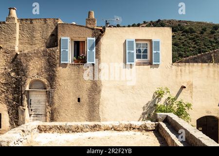 Facciate di case nel villaggio di montagna di Pigna vicino Calvi, Corsica, Francia Foto Stock