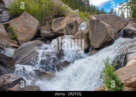 Una splendida cascata nella natura selvaggia del Colorado che precipita in un canyon. Foto Stock