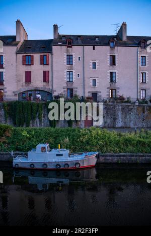 Umore serale all'ora blu a Redon sul Canal de Nantes Brest con casa galleggiante e facciate casa, dipartimento Ille-et-Vilaine, Bretagna, Francia, UE Foto Stock