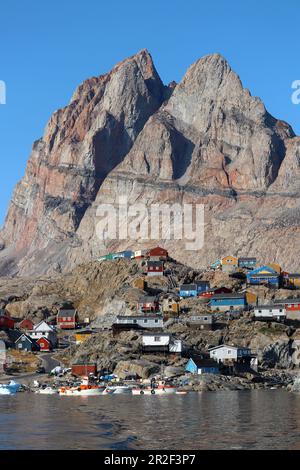 Isola di Uummannaq nella Groenlandia occidentale; luogo omonimo sotto la montagna a forma di cuore; "Uummannaq" è il nome del cuore di foca; Vista del Foto Stock