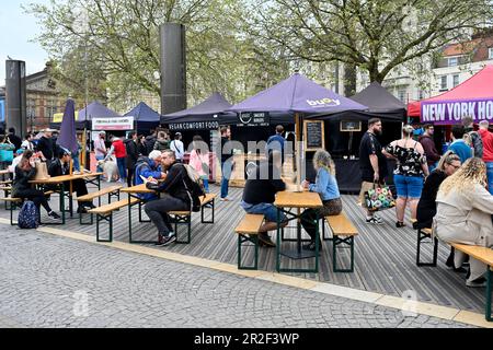 Bancarelle di fast food Bristol nella piazza del centro città di Cascade Steps Harbourside, Regno Unito Foto Stock