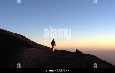Tramonto, uomo, turistico sul vulcano Etna, lato sud, costa orientale, Sicilia, Italia Foto Stock